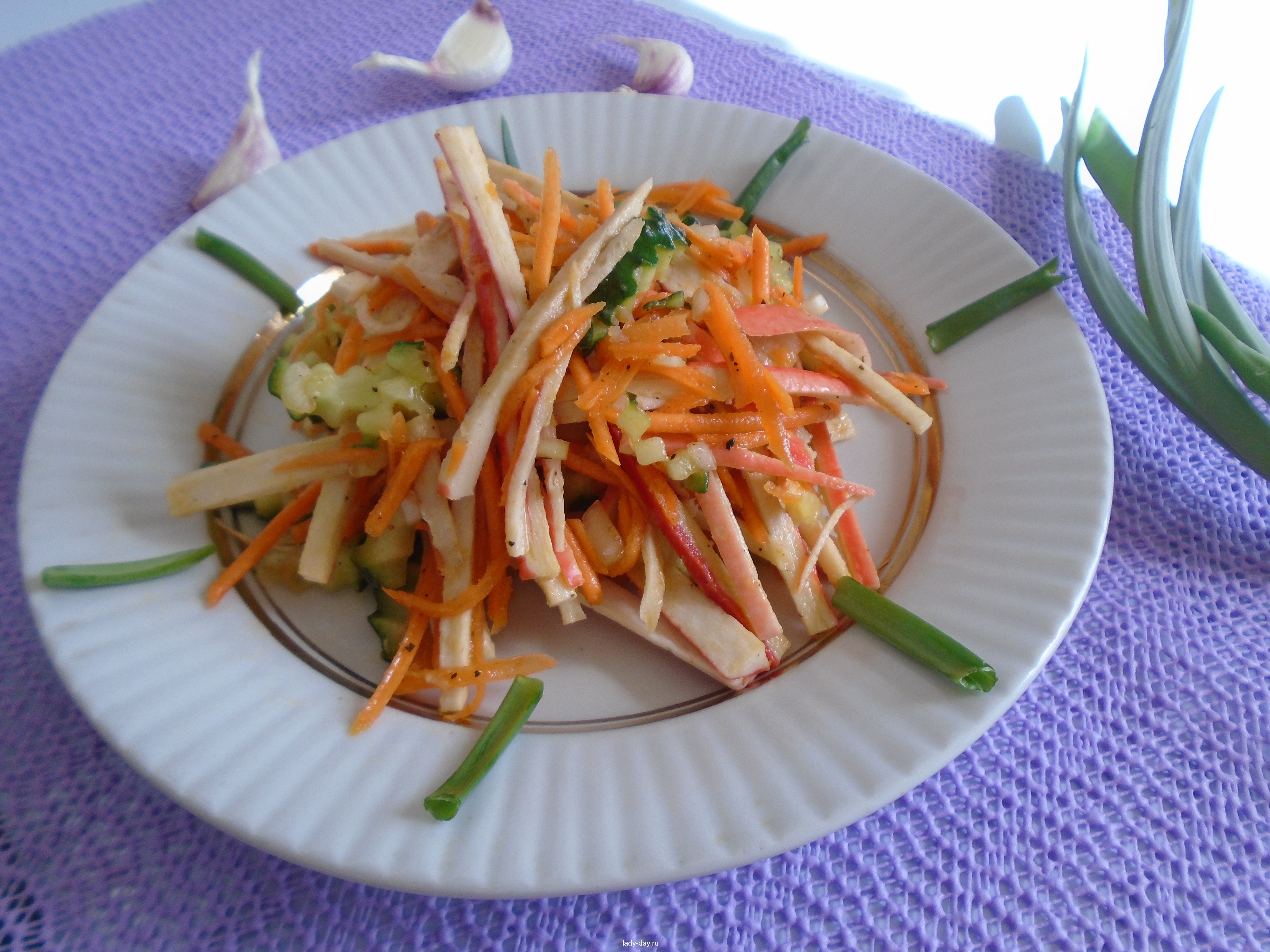 салат с курицей и корейской морковкой и крабовыми палочками
