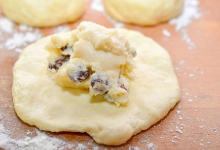 Дрожжевые пирожки с изюмом и творогом