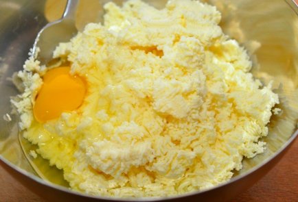Дрожжевые пирожки с изюмом и творогом