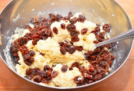 Дрожжевые пирожки с изюмом и творогом