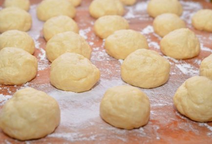 Дрожжевые пирожки с изюмом и творогом