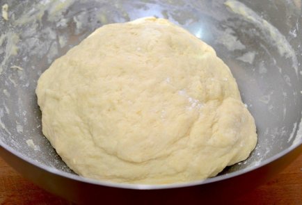 Дрожжевые пирожки с изюмом и творогом