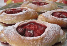 Булочки с клубникой