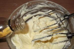 Крем для бисквита из сгущенки и масла - фото шаг 4