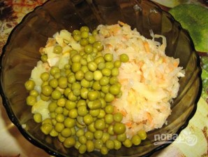 Салат из квашеной капусты с горошком - фото шаг 2