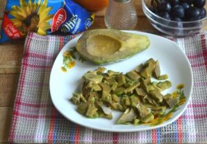 Салат с курицей, авокадо и киви - фото шаг 2