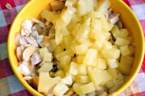 Салат с курицей, шампиньонами и ананасом - фото шаг 2