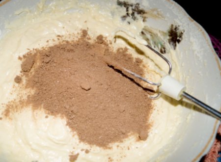 Простой шоколадный пирог на сметане.