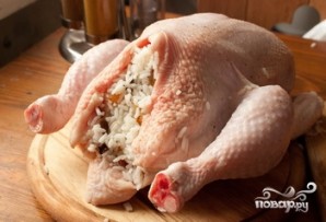 Курица, фаршированая рисом и сухофруктами - фото шаг 2