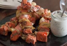 Лосось-гриль с лимоном на шпажках