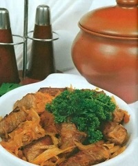 Мясо в горшочках с капустой