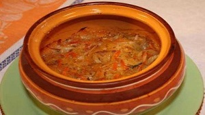 Мясо в горшочках с капустой