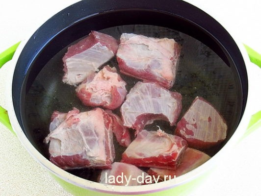 Рассольник с перловкой и огурцами