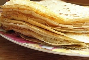 Блинный торт со сметанным кремом и клубникой - фото шаг 3