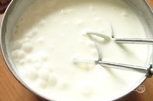 Блинный торт со сметанным кремом и клубникой - фото шаг 5