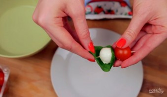 Канапе с черри и моцареллой - фото шаг 2