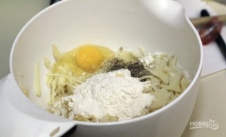 Картофельные драники с грибами - фото шаг 4