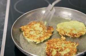 Простые оладьи из кабачков - фото шаг 3