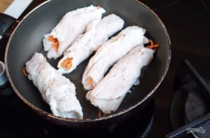 Рулетики с морковкой в сырном соусе - фото шаг 2