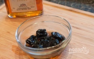 Салат с черносливом и грецким орехом - фото шаг 3