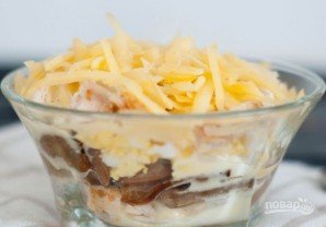 Салат с грибами и курицей слоями - фото шаг 6