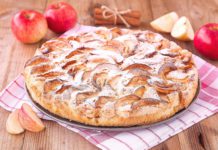 Сладкая шарлотка на скорую руку