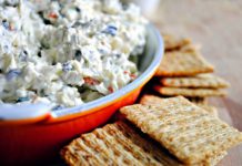 Сырный салат с крекером