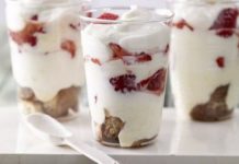 Творожный десерт с клубникой и кофе