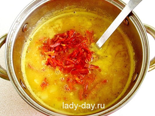 Гороховый суп с копченой колбасой