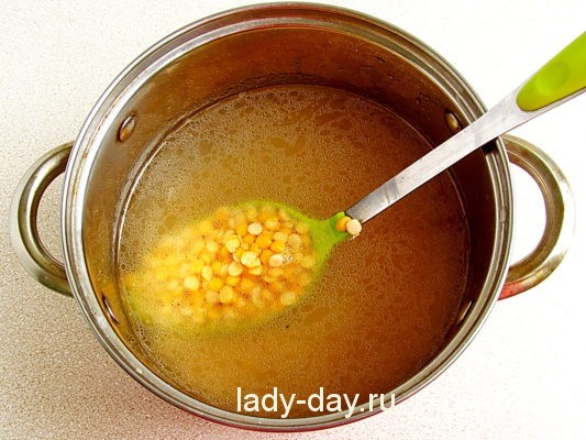 Гороховый суп с копченой колбасой