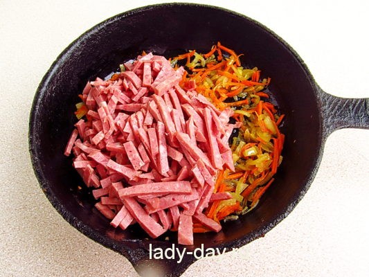 Гороховый суп с копченой колбасой