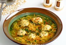 Суп с яичной лапшой и фрикадельками