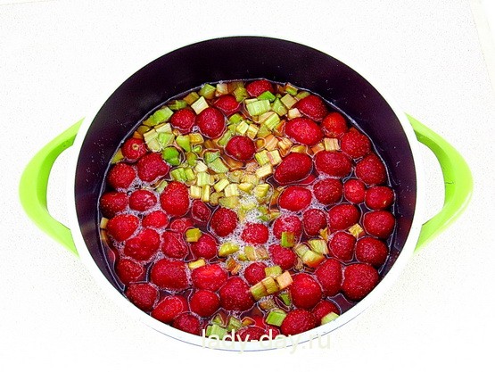 из ревеня и клубники 