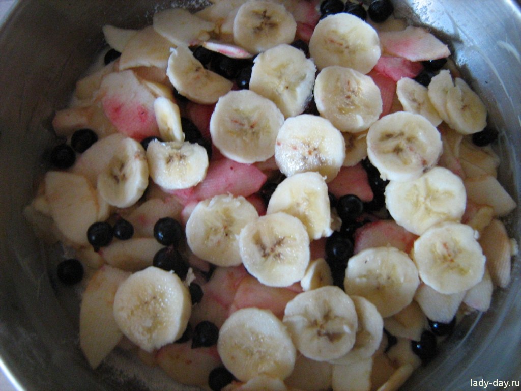 Рецепт шарлотки с яблоками, бананами и смородиной