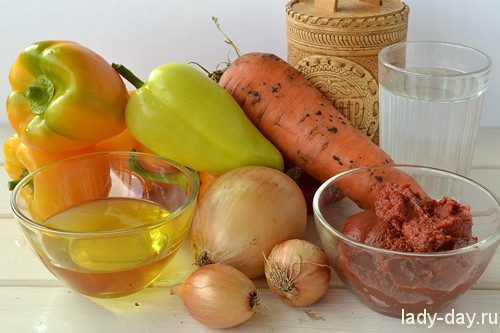 Заготовка на зиму для супа Такая заготовка для супа выручит вас в любое время зимой. Открыть банку и в готовый суп добавить заготовку, займет пару минут. Готовится заготовка из болгарского перца, морковки, лука и томатной пасты. В конце сезона такой рецепт будет очень кстати, когда перца и морковки много, а что приготовить уже не знаешь. Рецепт рассчитан на 14 пол литровых банок, если для вас такой масштаб большой, уменьшите количество ингредиентов под себя. Ингредиенты: перец сладкий-2 кг, морковь-2 кг, лук репчатый-2 кг, томатная паста-1 банка сахар-1 стакан, уксус 9%-1 стакан, масло подсолнечное-300 мл, ф.1 Приготовление: Перец помыть, удалить семечки и порезать на кусочки. Это на ваш вкус, можно и кубиками. Ф.2 Морковь помыть и очистить. Для рецепта морковка должна быть натерта на терке, и если у вас есть кухонный комбайн, он вам очень пригодится. Ели нет комбайна, натирание морковки на терке займет некоторое время. Ф.3 Лук очистить от шелухи и порезать. Кстати комбайн тут будет очень кстати, нарезать столько лука, не прослезившись, не получится. Ф.4 В большой емкости смешать все подготовленные овощи. Ф.5 Томатную пасту развести водой, количество жидкости должно быть столько же, сколько и овощей. Ф.6,7 В разведенную томатную пасту добавить все специи: сахар, уксус и масло. Залить овощи жидкостью и поставить на огонь вариться. Ф.8 Соль в рецепте указана по вкусу, у меня хватило 2 столовые ложки. Варить овощи в течение 30-40 минут до готовности. Чтоб все ингредиенты стали мягкими. Ф.9 В горячие банки, заранее помытые и постерелизованные выкладывать кипящие овощи и сразу закатывать крышкой. Ф.10,11 Поставить в тепло вниз крышками до полного остывания банок. Банки ставят вниз крышками, чтобы проверить хорошо ли она закатана, если плохо то будет поступать воздух и закатка быстро испортится. А перевернув банку на крышку вы увидите вытекающую жидкость и вовремя удалите плохую крышку, закатав еще раз. 