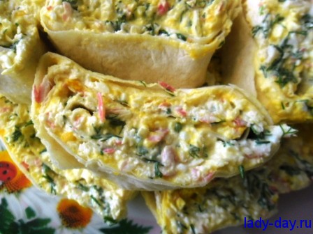 Рулет из лаваша с яйцами и крабовыми алочками
