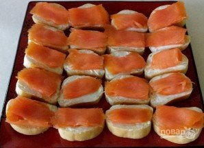 Бутерброды с красной рыбой и огурцом - фото шаг 4