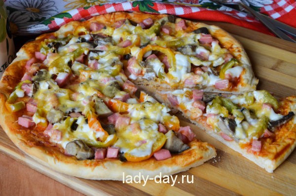 Пицца в духовке с колбасой, грибами и сыром