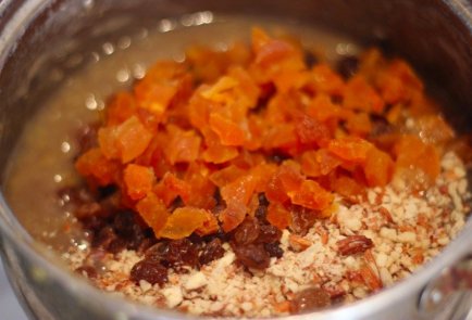 Банановые бурфи с миндалем, курагой и изюмом