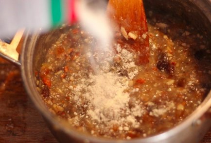 Банановые бурфи с миндалем, курагой и изюмом