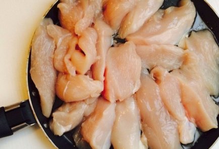 Салат с курицей, рукколой и блинчиками