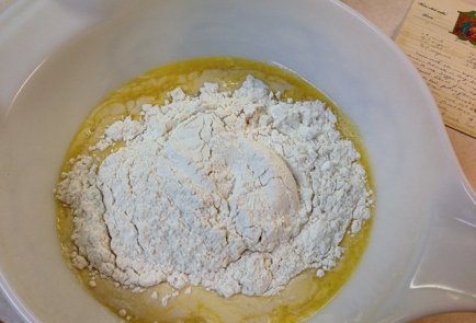 Салат с курицей, рукколой и блинчиками