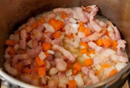 Итальянский суп «Минестроне» с беконом и овощами