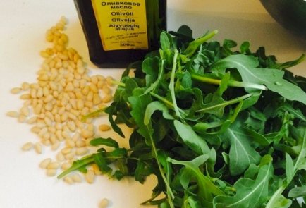 Салат с курицей, рукколой и блинчиками