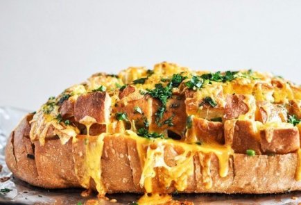 Горячий бутерброд с чеддером и чесноком