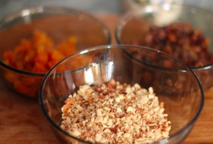 Банановые бурфи с миндалем, курагой и изюмом