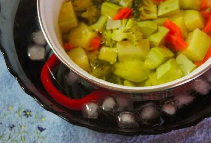 Овощной суп-пюре с креветками и сыром