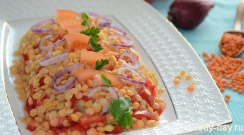 Салат из чечевицы с маринованным луком