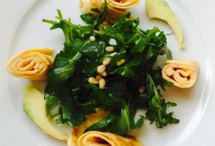 Салат с курицей, рукколой и блинчиками