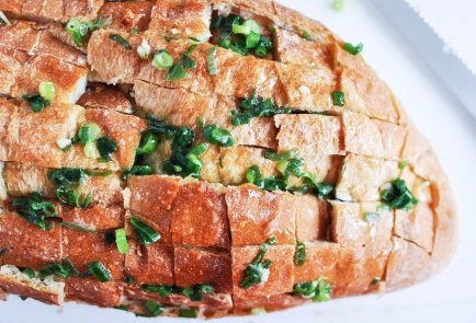 Горячий бутерброд с чеддером и чесноком